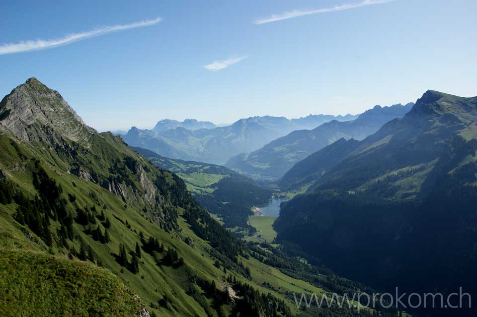 Am linken Rand der Brünnelistock, unten der Obersee, rechts in der Höhe der Rautispitz