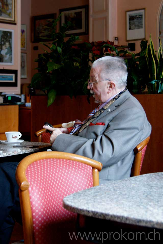 im «Ristorante Grancaffè Garibaldi»: Arbeit am iPhone