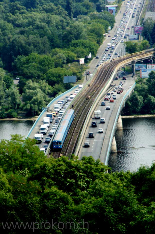 Metrobrücke über den Dnjepr