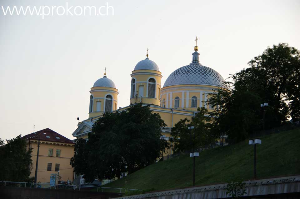 Oberhalb des Hauses der Künste – eine der vielen Kirchen Kiews.