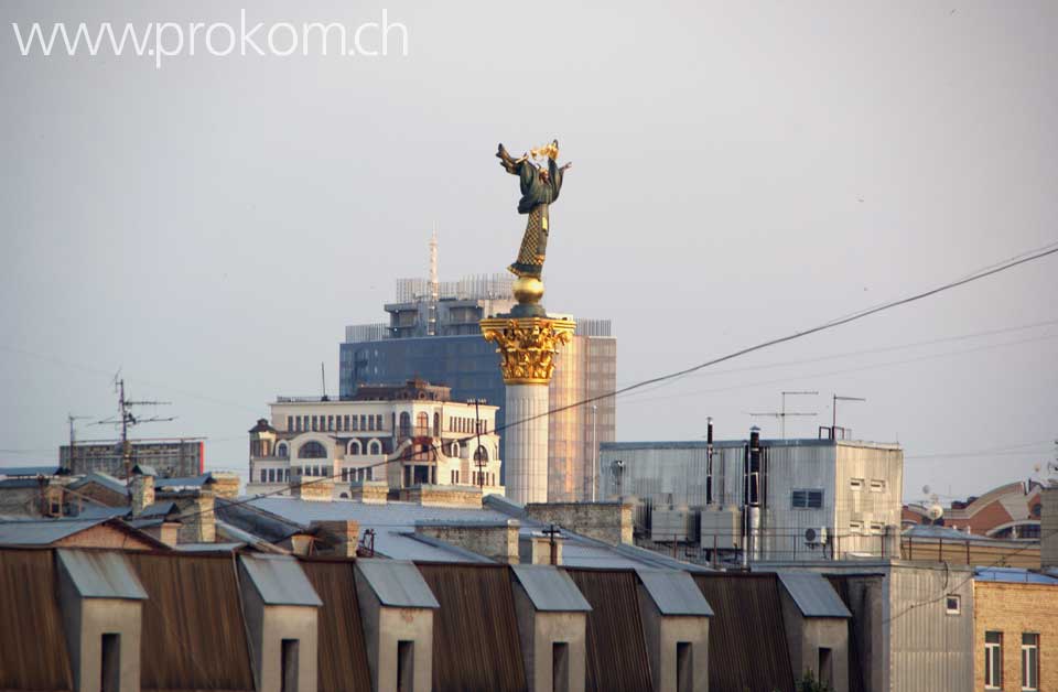 Blick über die Dächer, zurück Richtung Maidan (die Dame auf der Säule), dem zentralen Platz, der von der Kreschatik gequert wird.