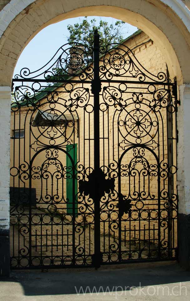 Ein schmiedeisernes Tor – die Kreuze verraten es: Zugang zu heiligen Stätten