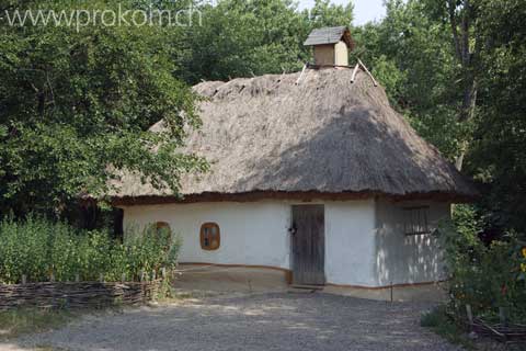 Pirogovo: Bauernhaus mit Stohdach
