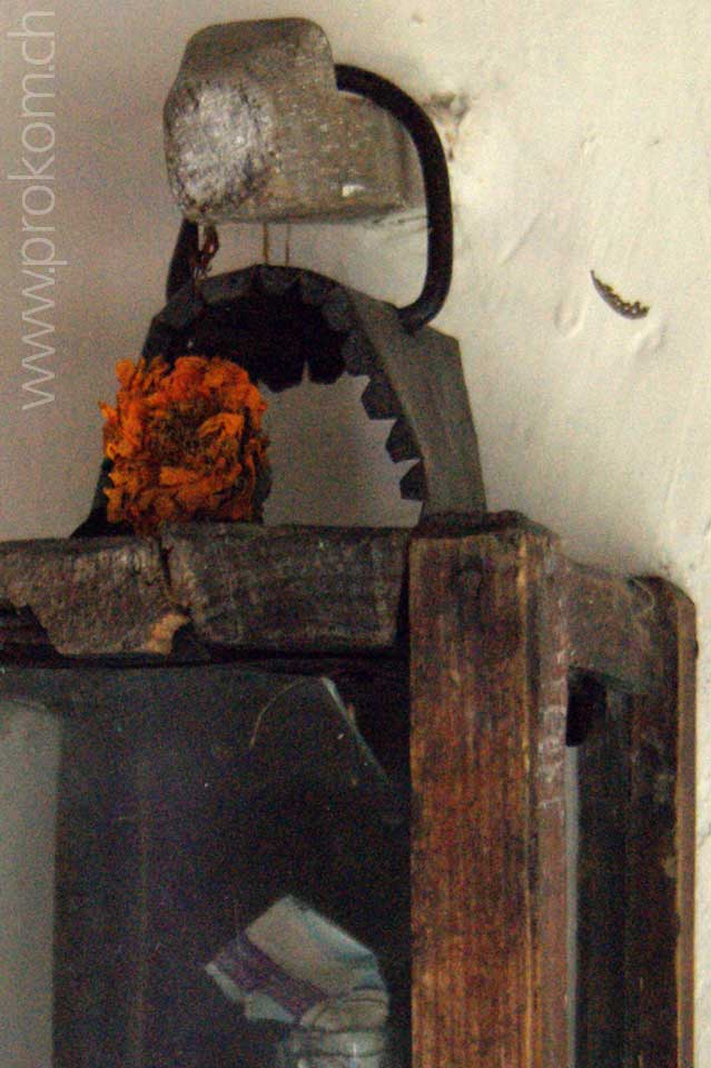 Eine ziemlich alte Funzel aus Holz