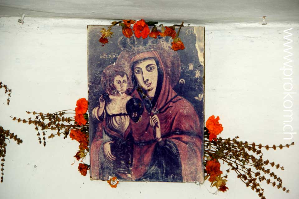 Eine Ikone mit Blumenschmuck