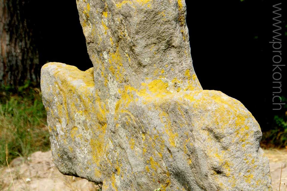 ein Kreuz am Wegrand