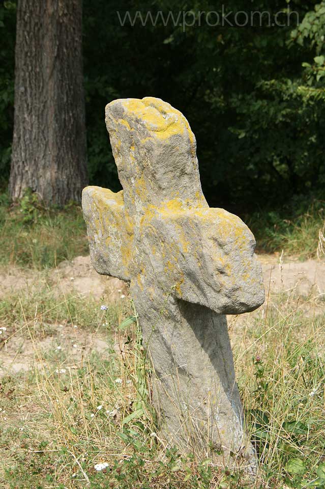 ein Kreuz am Wegrand