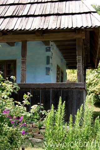 Himmelblaues Haus mit Schindeldach