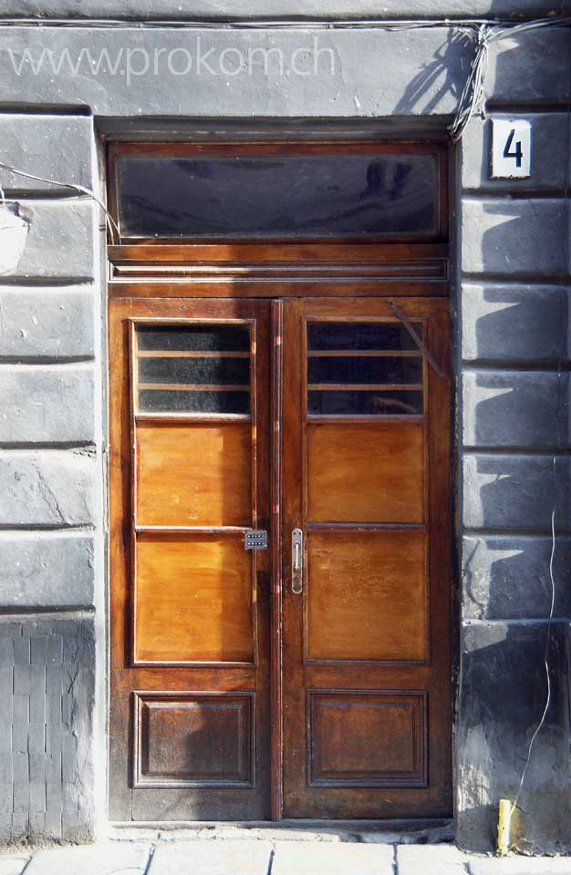 Altes Gebäude, alte Tür – Lwiw