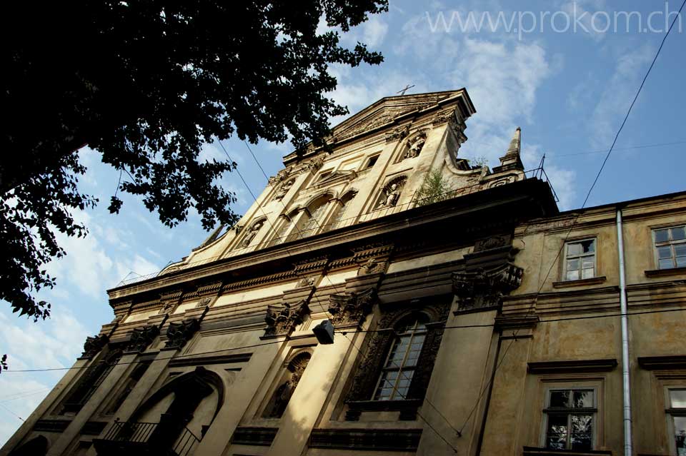 eine Kirche in Lwiw – Bäumchen spriessen aus der Fassade