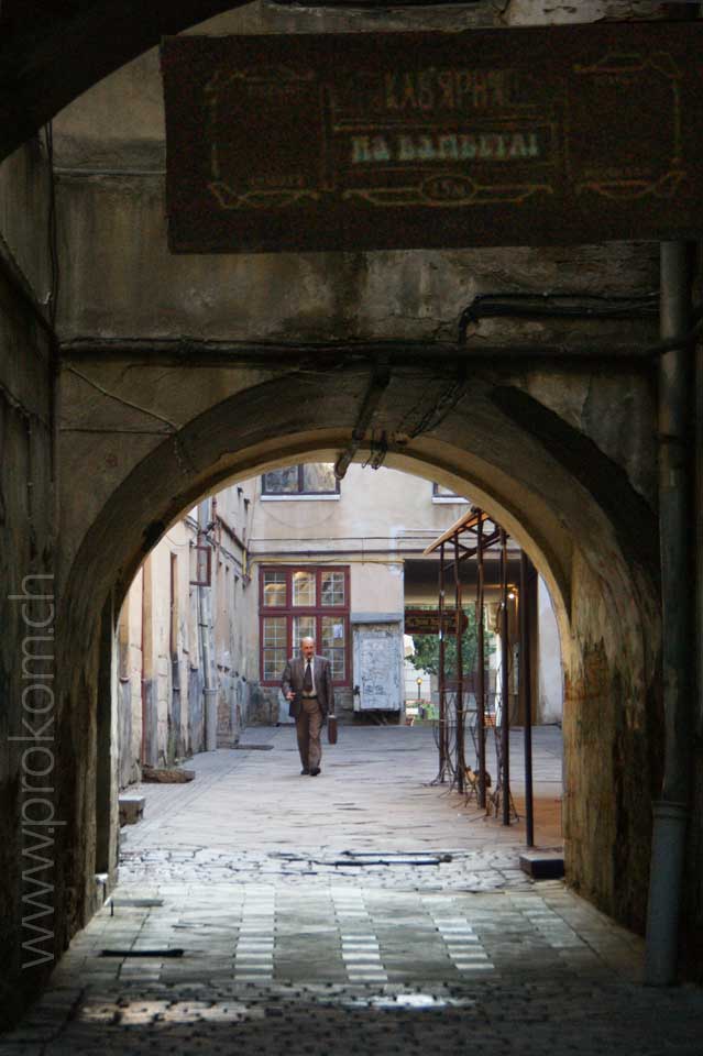 Lemberg: Einfahrt in einen Hinterhof