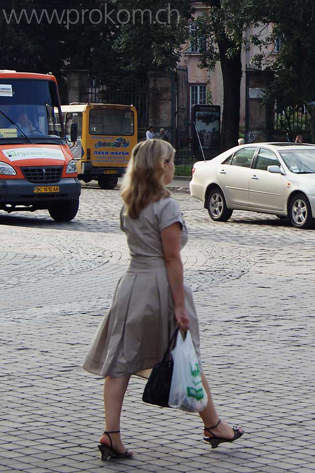 eine Lembergerin wagt sich in den Verkehr.