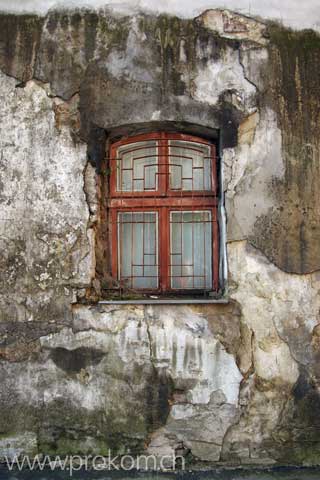 Stillleben «einsames Fenster in unwirtlicher Mauer»