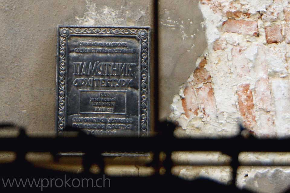 Interessante Perspektive durch das Fenster der Hotelbar, wo wir das Frühstücksbuffet genossen haben – Lemberg.