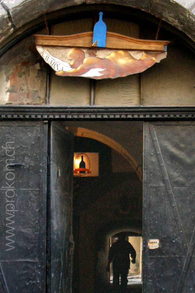 Eine Kaverne, und da gibt es Wein.