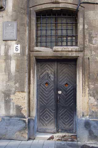 Alte Tür mit roten Augen – an einem noch älteren Gebäude: 16./18. Jahrhundert, Lwiw