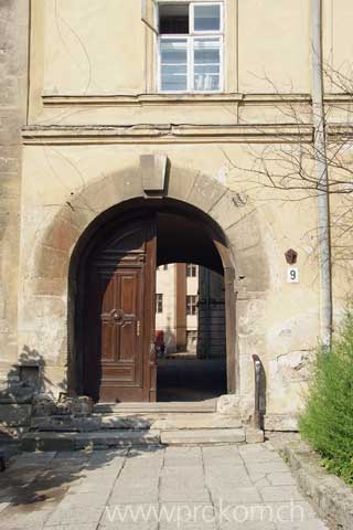 Schönes Portal im Kirchenareal, originelle Verkabelung und Durchblick in den Hinterhof, wo gerade gearbeitet wird.