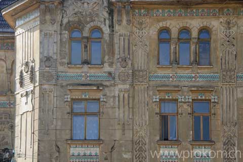 Reichverzierte Fassade, noch in ziemlich gutem Zustand