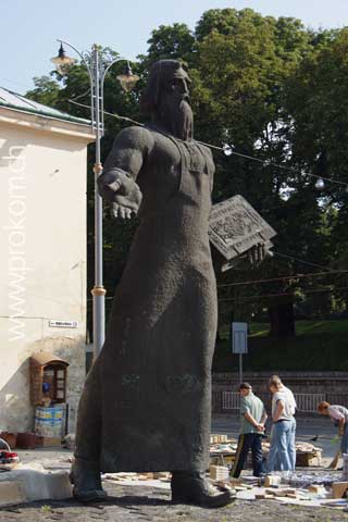 Unweit von der Mariä-Himmelfahrt-Kirche befindet sich das Denkmal für Iwan Fjodorow