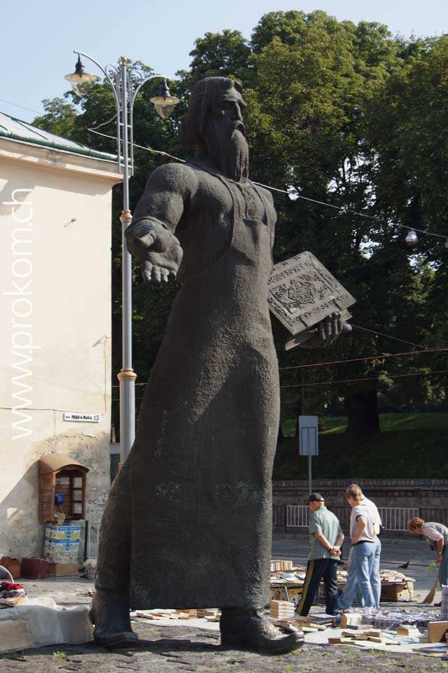 Unweit von der Mariä-Himmelfahrt-Kirche befindet sich das Denkmal für Iwan Fjodorow