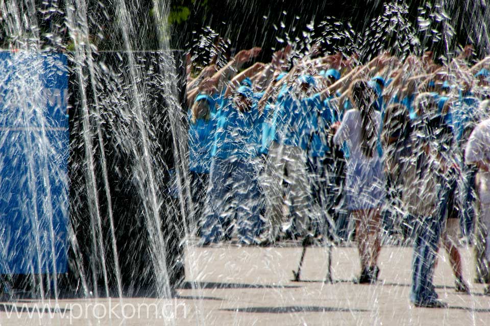 Nochmals die Kiewstar-Leute auf dem Platz vor der Oper in Lemberg – in Aktion, durh den Brunnen
