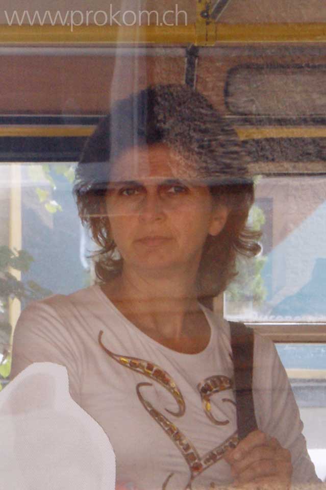 Einblick in einen Bus trifft auf Ausblick aus einem Bus