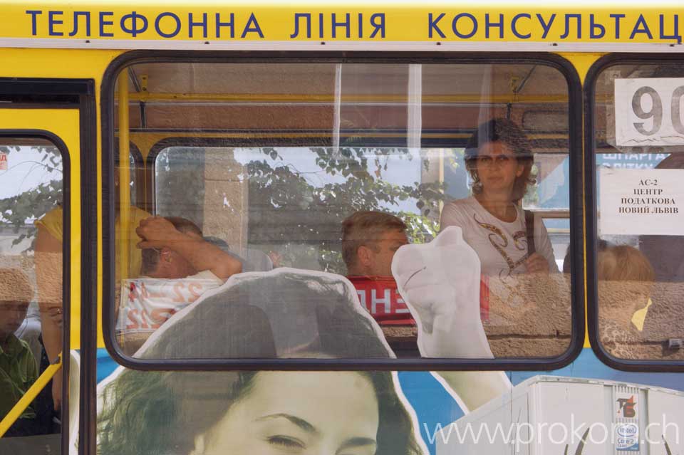 Einblick in einen Bus trifft auf Ausblick aus einem Bus
