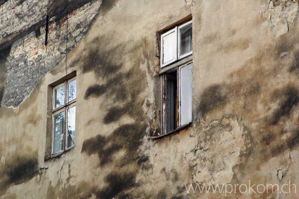 Hauswand mit Fenstern in Lwiw