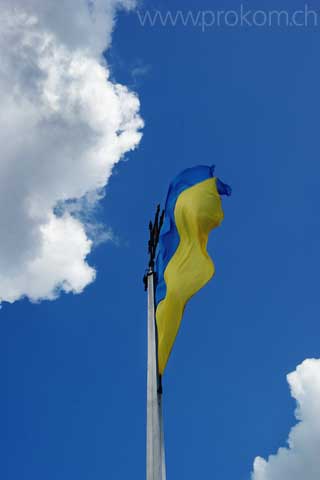 Die ukrainische Flagge auf der Ruine auf dem Hohen Schlossberg, ob Lwiw