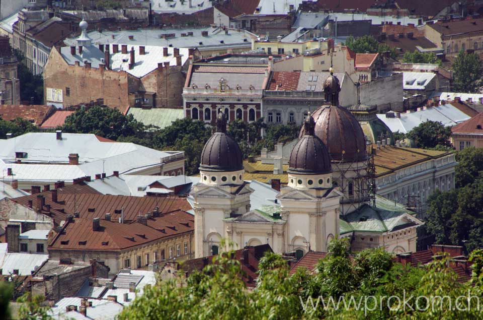 Blick vom Hohen Schlossberg hinab zur Altstadt von Lwiw, im Vordergrund die barocke orthodoxe Verklärungskirche