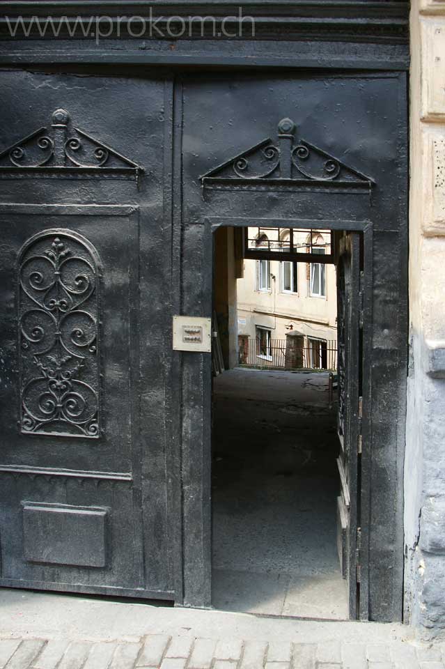 Gepflegte Eisentür zu altem Gebäude